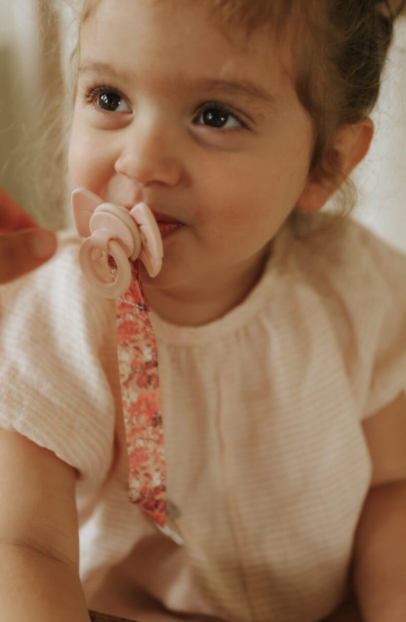 Drewniana zawieszka do smoczka - river rose / Elodie Details