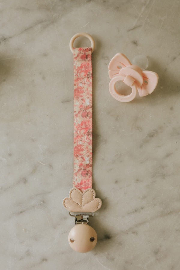 Drewniana zawieszka do smoczka - river rose / Elodie Details