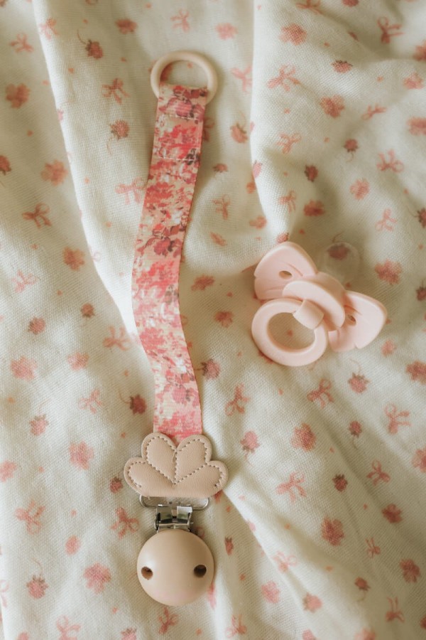 Drewniana zawieszka do smoczka - river rose / Elodie Details