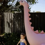 Dmuchany zraszacz gigant - Dino Into the Wild, pink / Sunny Life