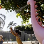 Dmuchany zraszacz gigant - Dino Into the Wild, pink / Sunny Life