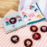 Książeczka aktywizująca z mini pacynkami Emocje Jeżyk Leon 18m+ / Lilliputiens