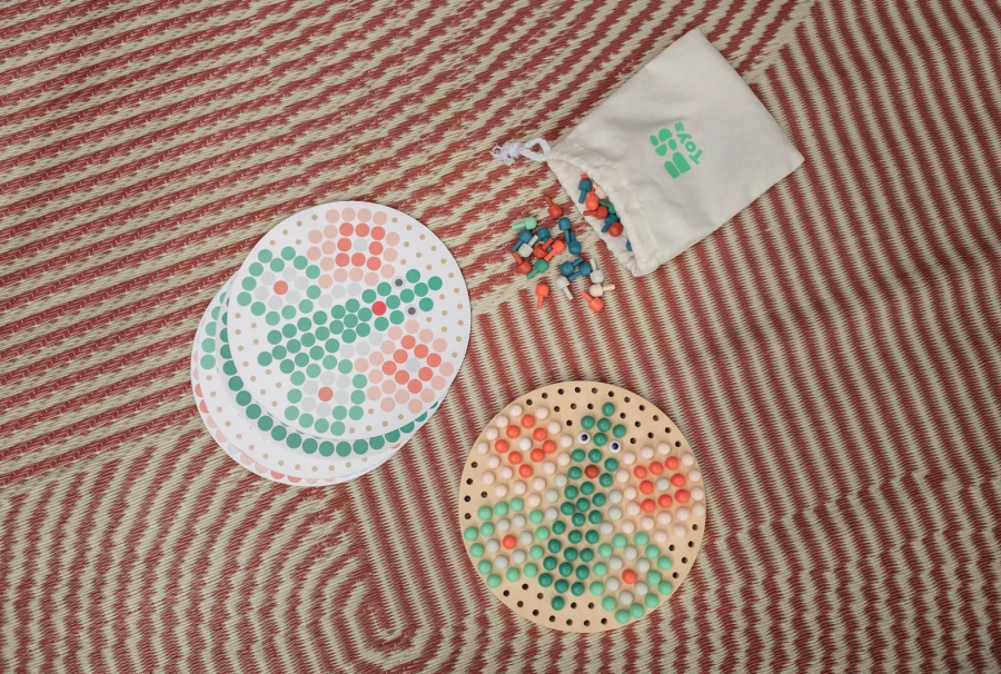 Drewniana mozaika guzikowa układanka / BS Toys