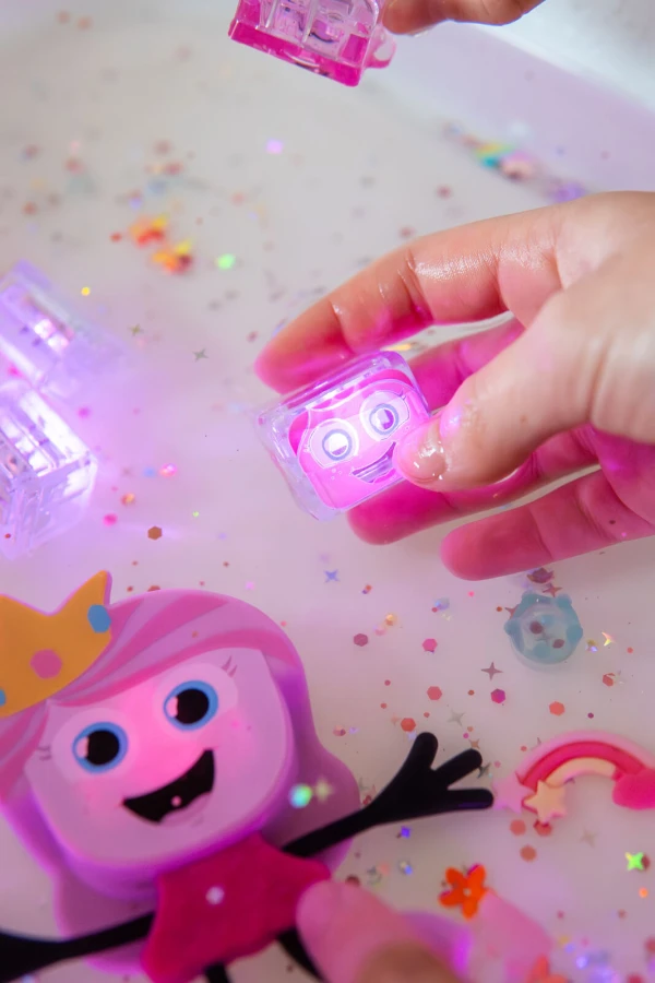 Postać do kąpieli Ida - zestaw z dwiema kostkami sensorycznymi świecącymi w wodzie / Glo Pals