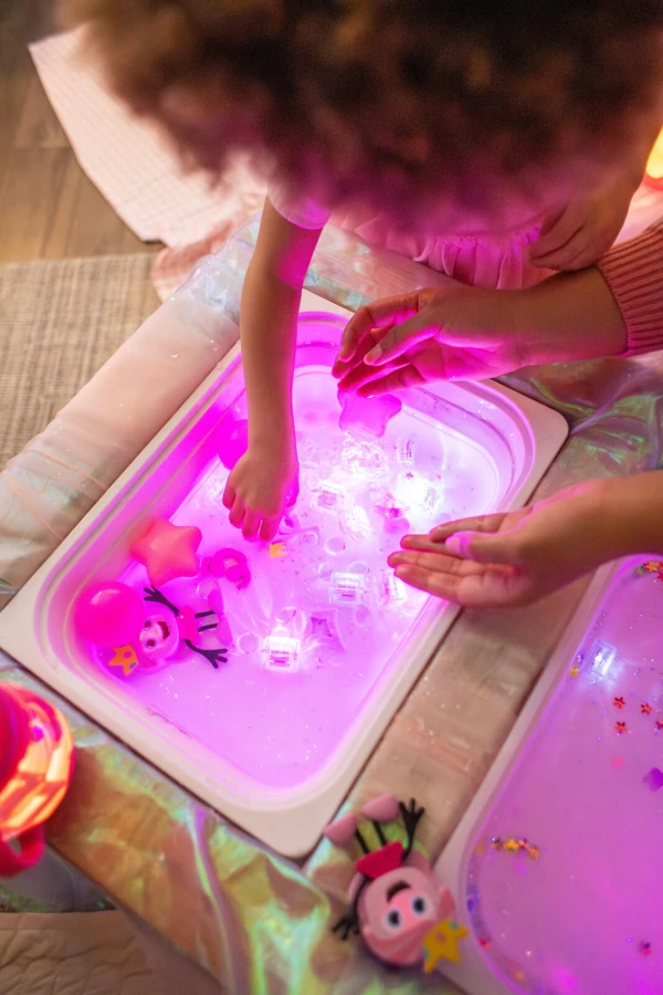 Postać do kąpieli Ida - zestaw z dwiema kostkami sensorycznymi świecącymi w wodzie / Glo Pals