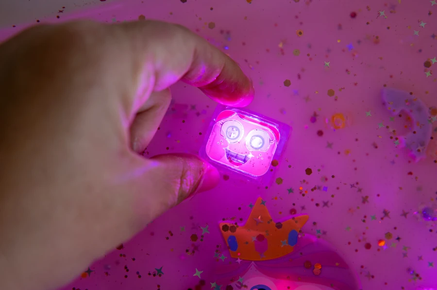 Postać do kąpieli Ida - zestaw z dwiema kostkami sensorycznymi świecącymi w wodzie / Glo Pals