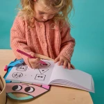 Książeczka Montessori z naklejkami FIGURY I KSZTAŁTY / OMY