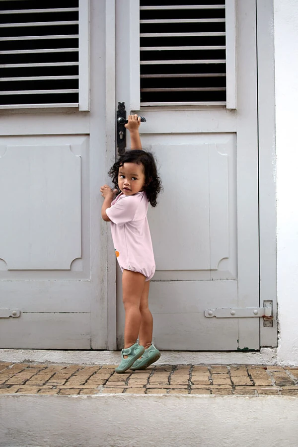 Kombinezon do pływania z krótkim rękawem UV60 Splash & Fun - Pale Pink / Lassig