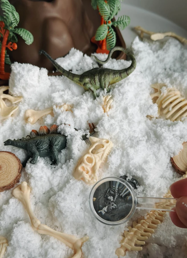 Zestaw sensoryczny Świat dinozaurów, tacka + figurki + śnieg sensoryczny / Jellystone