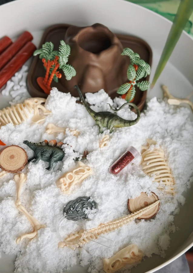 Zestaw sensoryczny Świat dinozaurów, tacka + figurki + śnieg sensoryczny / Jellystone