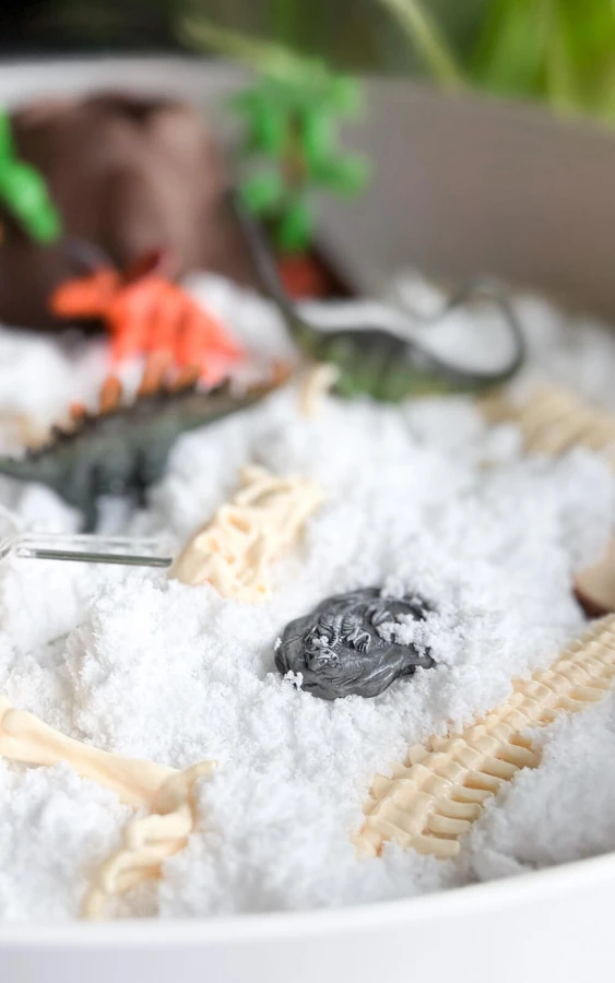 Zestaw sensoryczny Świat dinozaurów, tacka + figurki + śnieg sensoryczny / Jellystone