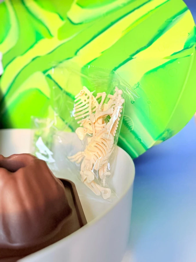 Zestaw sensoryczny Świat dinozaurów, tacka + figurki + śnieg sensoryczny / Jellystone