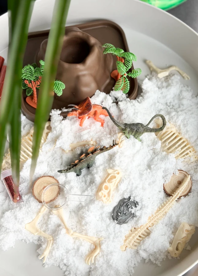 Zestaw sensoryczny Świat dinozaurów, tacka + figurki + śnieg sensoryczny / Jellystone