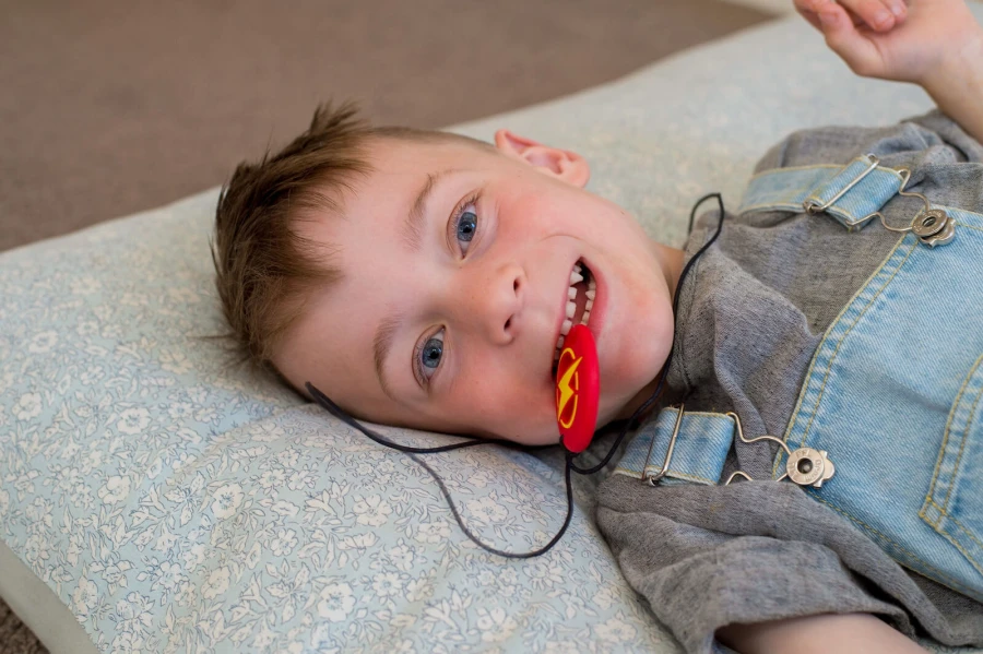 Gryzak terapeutyczny, antystresowy naszyjnik - błyskawica / Jellystone