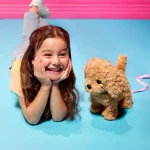 Interaktywny chodzący piesek z magnetyczną kostką i akcesoriami - Playful Paws Goldendoodle Pup / OurGeneration