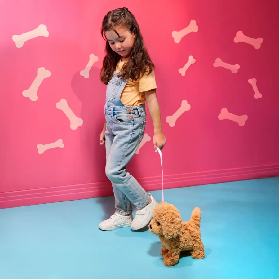 Interaktywny chodzący piesek z magnetyczną kostką i akcesoriami - Playful Paws Goldendoodle Pup / OurGeneration