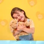 Interaktywny chodzący piesek z magnetyczną kostką i akcesoriami - Playful Paws Goldendoodle Pup / OurGeneration