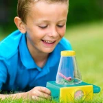 Zestaw małego badacza przyrody z mikroskopem i naklejkami Little Explorer Pack / B.toys