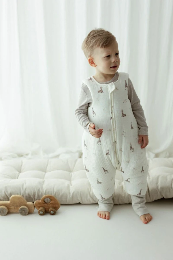 Śpiworek z organicznego muślinu z nogawkami 1-3 lata, 2,5 TOG - giraffes / My Memi