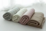 Kocyk ze 100% wełny merino warm beige Lines - premium collection / My Memi