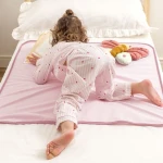 Wodoodporny podkład na łóżko dziecięce Blush / Moon Bloom 