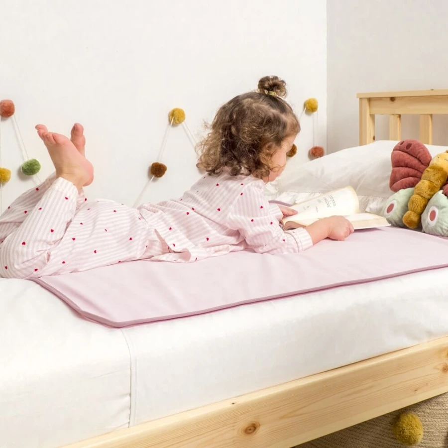 Wodoodporny podkład na łóżko dziecięce Blush / Moon Bloom 