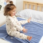 Wodoodporny podkład na łóżko dziecięce Royal / Moon Bloom 