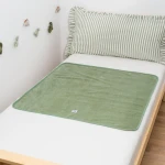 Wodoodporny podkład na łóżko dziecięce Sage / Moon Bloom 