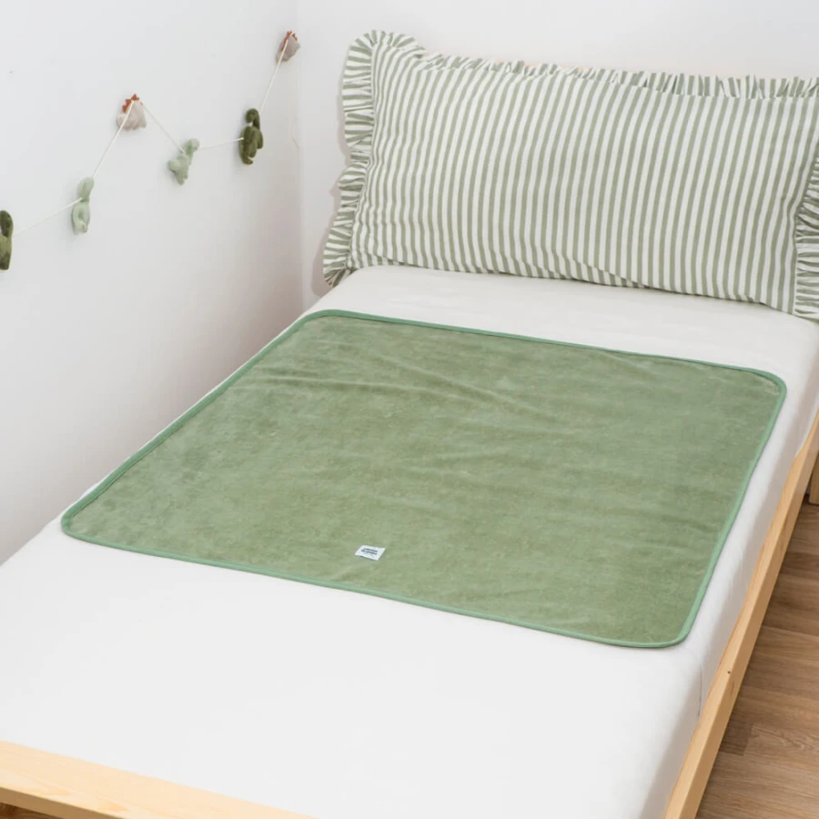 Wodoodporny podkład na łóżko dziecięce Sage / Moon Bloom 