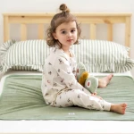 Wodoodporny podkład na łóżko dziecięce Sage / Moon Bloom 