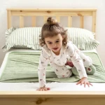 Wodoodporny podkład na łóżko dziecięce Sage / Moon Bloom 