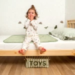 Wodoodporny podkład na łóżko dziecięce Sage / Moon Bloom 