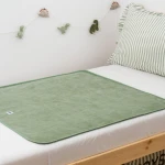 Wodoodporny podkład na łóżko dziecięce Sage / Moon Bloom 