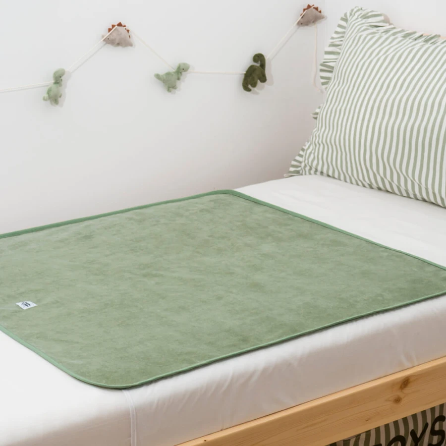 Wodoodporny podkład na łóżko dziecięce Sage / Moon Bloom 