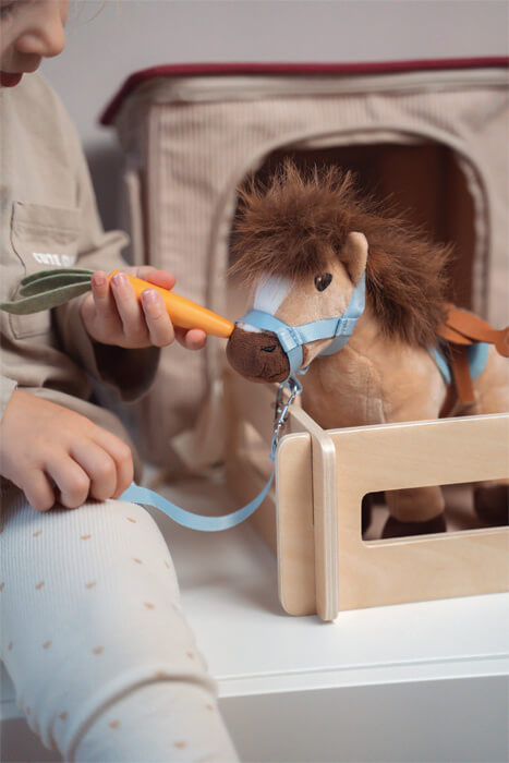 Maskotka Koń w zestawie ze stajnią i akcesoriami / Small Foot