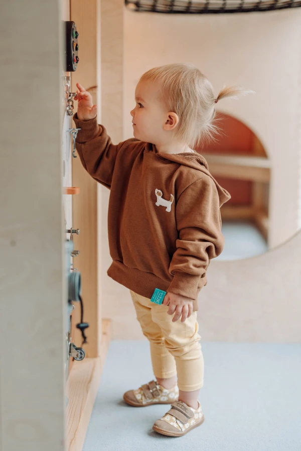 Trampki na plac zabaw, do żłobka, przedszkola - BEIGE DAISY / TITOT