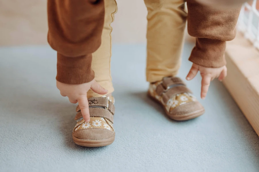 Trampki na plac zabaw, do żłobka, przedszkola - BEIGE DAISY / TITOT