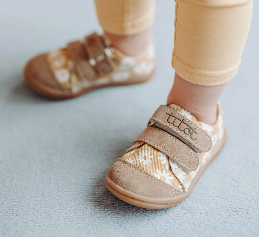 Trampki na plac zabaw, do żłobka, przedszkola - BEIGE DAISY / TITOT