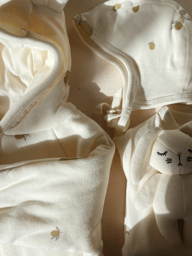 Przytulanka sensoryczna Mini Króliczek - off white / Konges Slojd