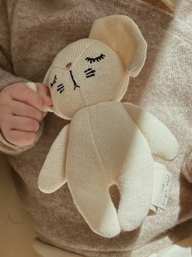 Przytulanka sensoryczna Mini Króliczek - off white / Konges Slojd
