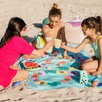 Dwustronny ręcznik plażowy PlayTowels - Snakes & Ladders / QUU