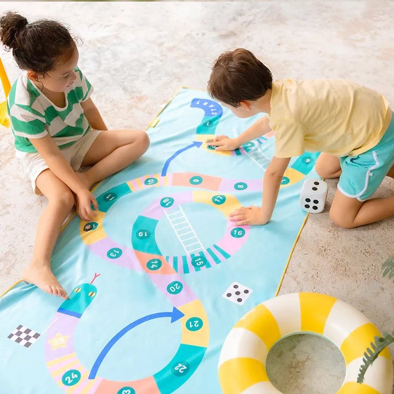 Dwustronny ręcznik plażowy PlayTowels - Snakes & Ladders / QUU