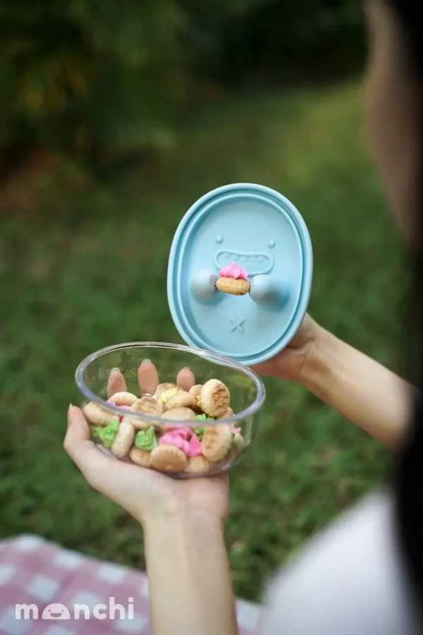 Innowacyjny pojemnik na przekąski FINGER SNACK BOWL - Powder Blue / Monchi