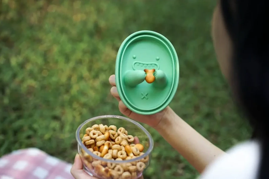 Innowacyjny pojemnik na przekąski FINGER SNACK BOWL - Mint Green / Monchi