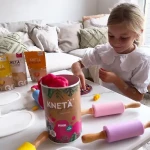 Wegańska masa plastyczna w puszce XXL, 1kg - różowa / KNETA