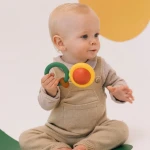 Kauczukowa grzechotka sensoryczna Evolutive Capsule / Oli & Carol