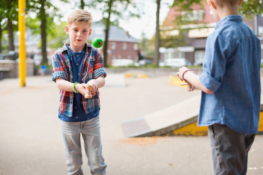 Gra zręcznościowa Kendama - ćwiczenie refleksu i precyzji / BS Toys