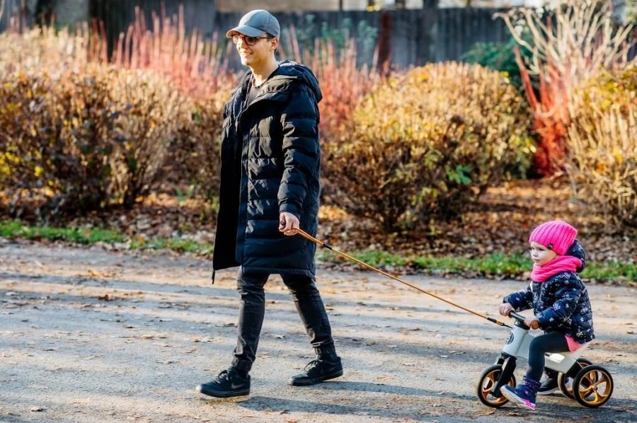 Rowerek biegowy Jeździk 2w1 Ciche koła + Pasek do noszenia dla Rodzica, Różowy z różowymi felgam / FWRider