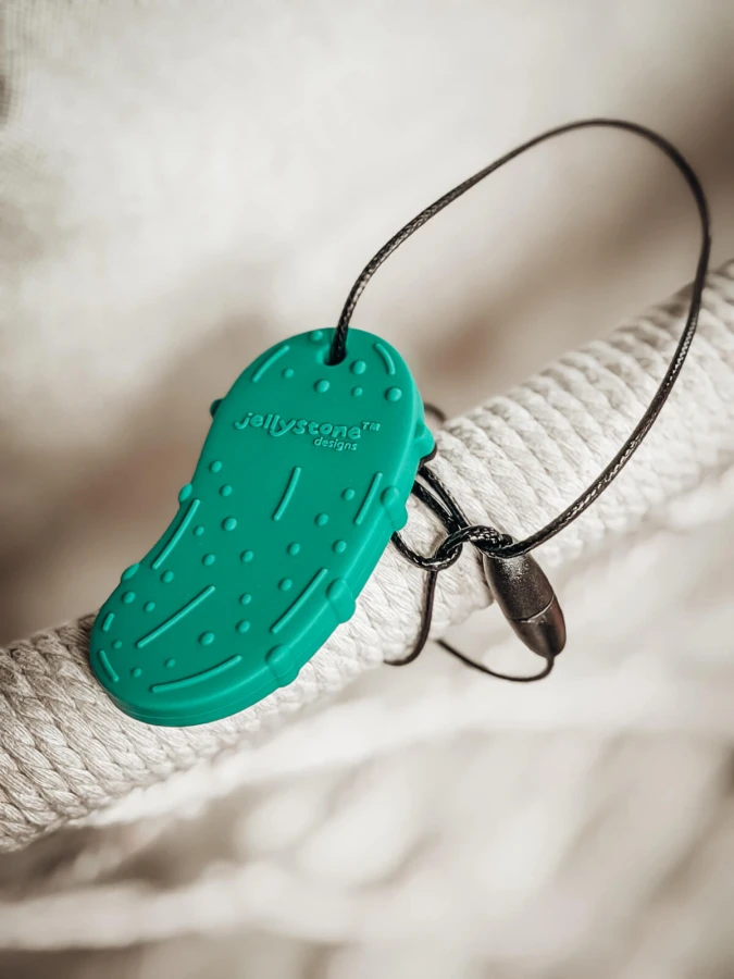 Gryzak terapeutyczny, antystresowy naszyjnik MEDIUM - PICKLE PENDANT / Jellystone