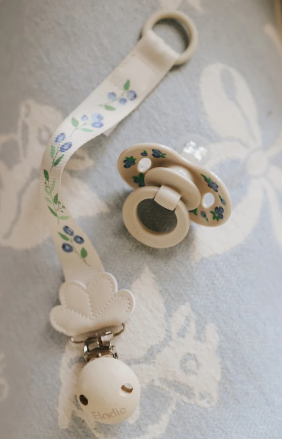 Zawieszka do smoczka - Blueberry Bliss / Elodie Details